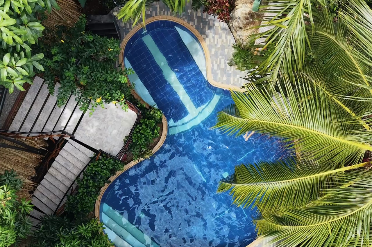 La piscina de Kanta Sana entre palmeras, en Palomino